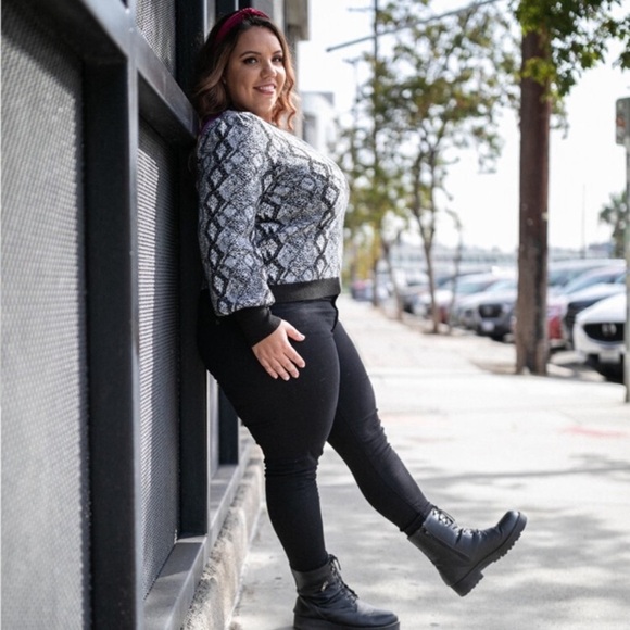 Lularoe Piper Sweater snakeskin print - Picture 1 of 6